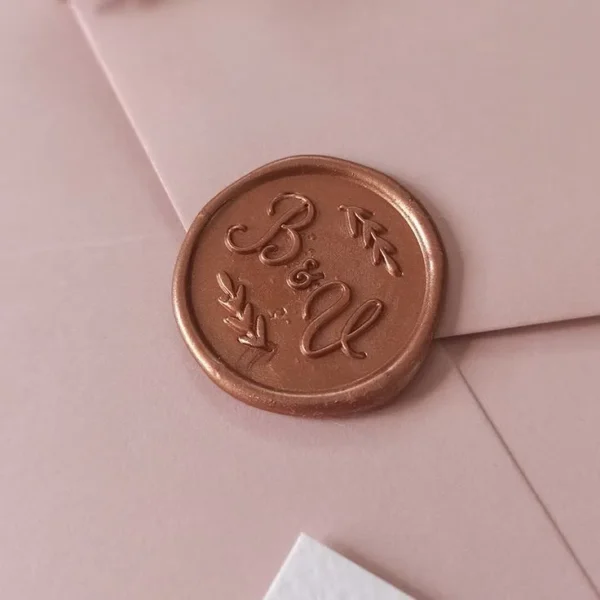 Sobre rosa con sello personalizado