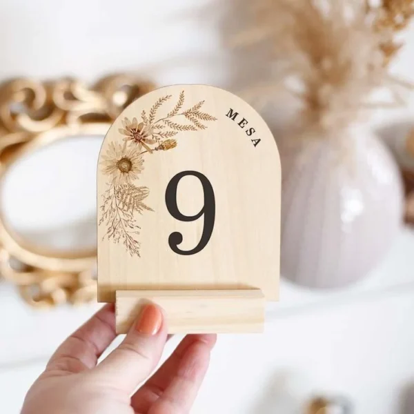 Numero de mesa elegante de madera